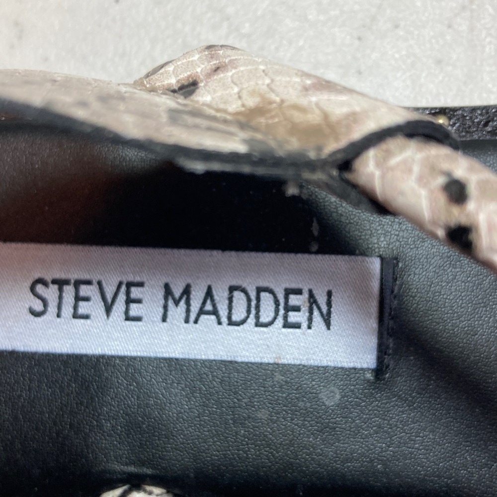 NWOT Steve Madden Black and Cream Snake-Print T-Strap Sandals with Gold Accent - Picture 2 of 6